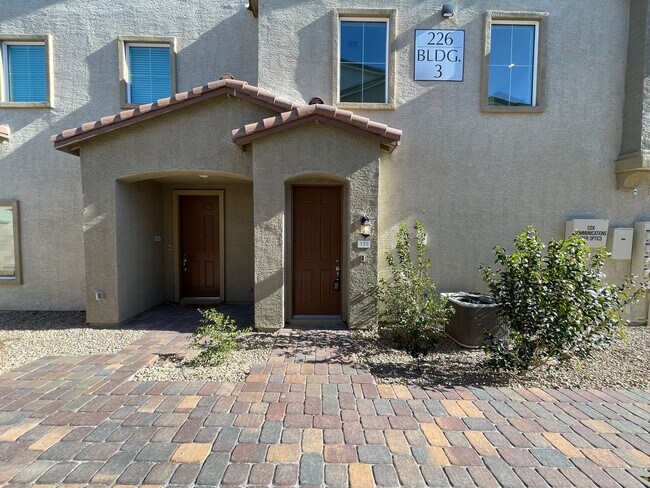 Foto del edificio - GATED 2 BED 2.5 BATH 2 CAR GARAGE 2 FLOOR TOWNHOUSE IN HENDERSON