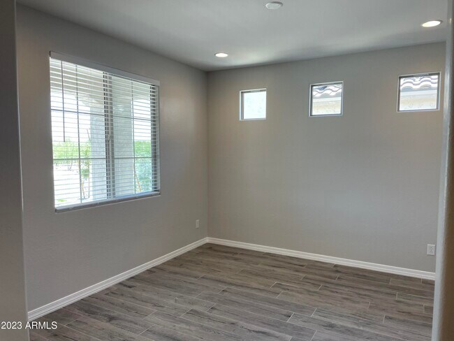 Building Photo - 1934 W Burnside Trail