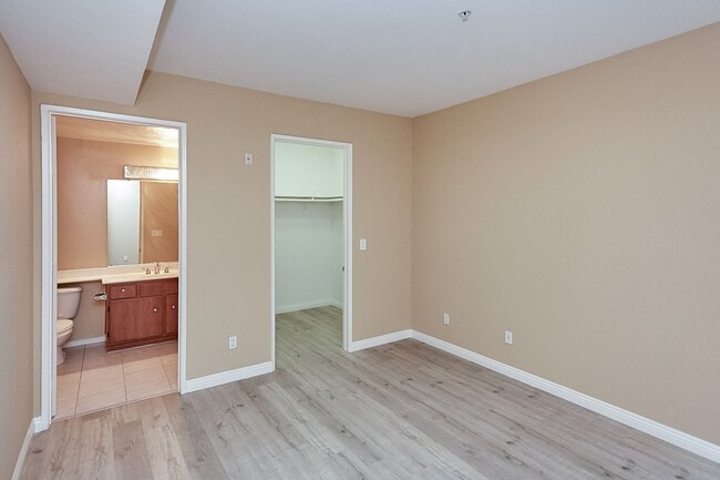 Foto del edificio - Spacious 2 Bed 2 Bath Condominium In K-Town