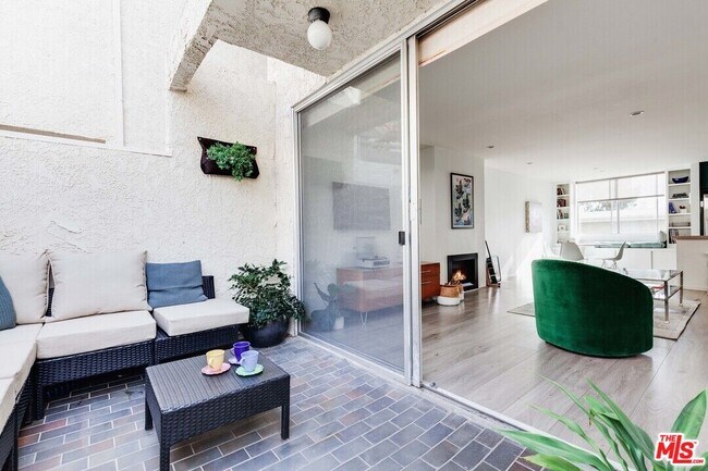 Foto del edificio - 960 N San Vicente Blvd
