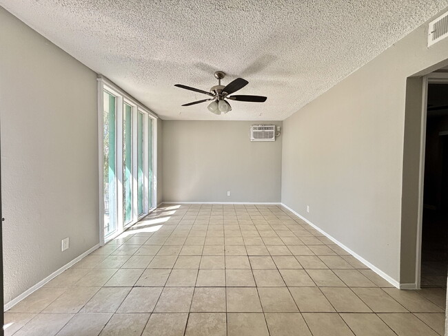 Building Photo - Refreshed and well-maintained 2 bed/1 bath upstairs apartment ready to go!