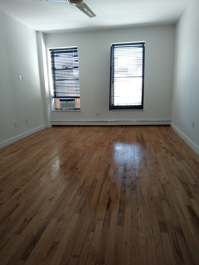 L/R - 219 E 2nd St