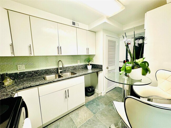 Foto del edificio - 301 Golden Isles Dr