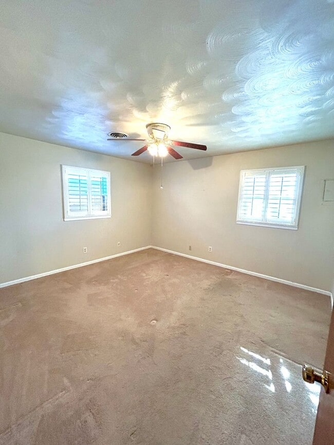 Building Photo - 3 bed 2 bath near the west loop Now available