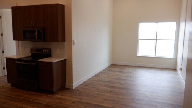 Building Photo - 2 bed / 1 bath Condo Living North End of T...