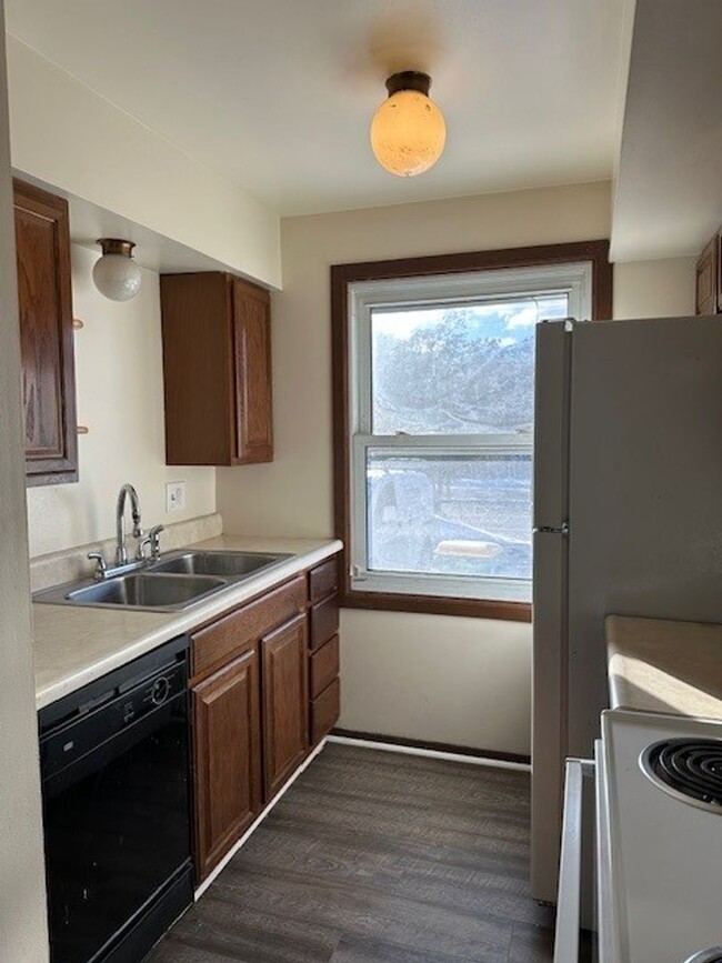 Building Photo - Welcome to this 2 Bedroom 1.5 Bath Townhom...