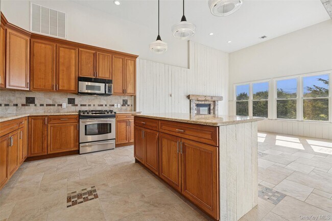 Foto del edificio - 335 Herricks Ln