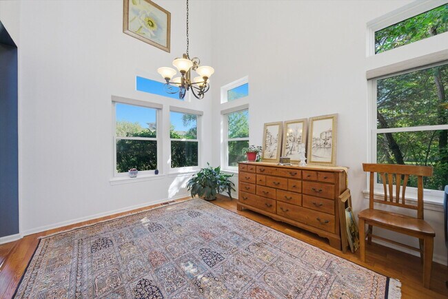 Foto del edificio - Stunning Mundelein Home on a Quiet Cul-de-Sac with Pond Views