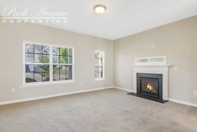 Building Photo - 920 Lakemont Dr