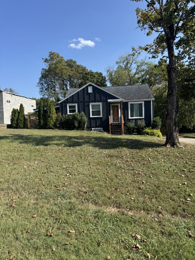 Primary Photo - Charming 3 bedroom and 2 bathroom Cottage