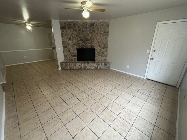 Foto del edificio - 2 Bedroom, 1.5 Bathroom 1st Floor Condo wi...