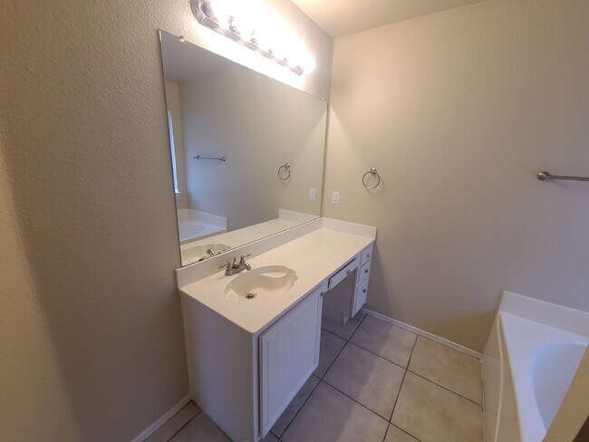 Foto del edificio - $2050  Large, single story Lancaster House