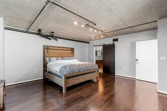 Building Photo - 2000 Bagby St