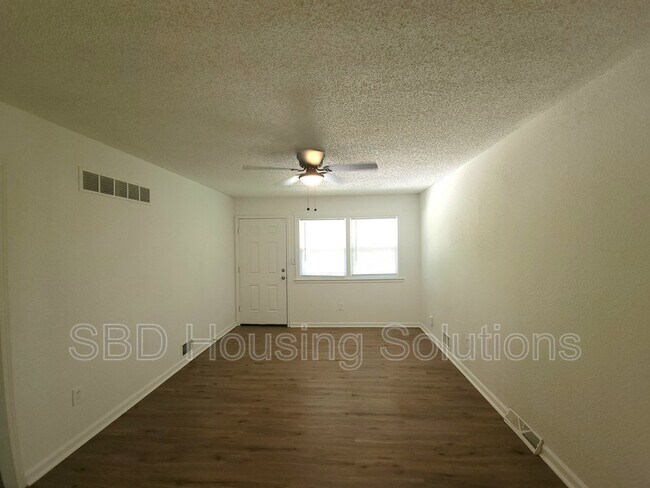 Foto del edificio - 403 S Forest Ave