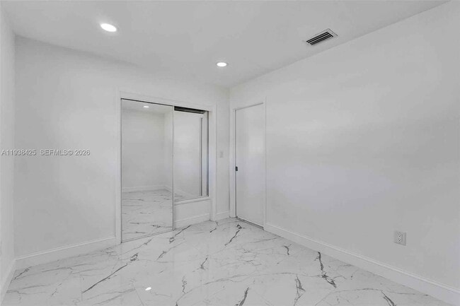 Foto del edificio - 860 NW 207th St