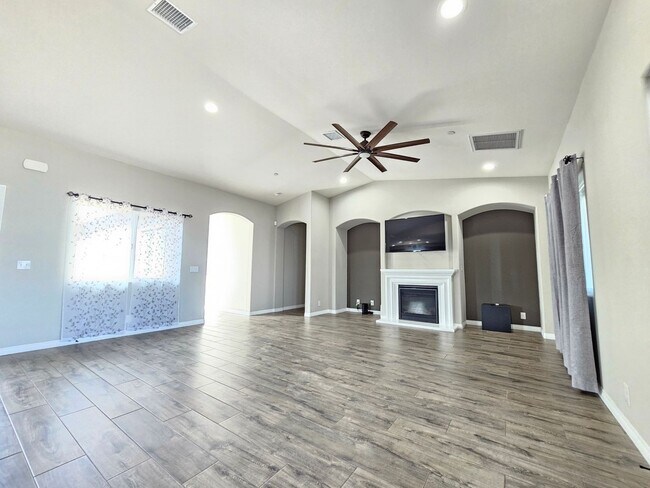 Building Photo - Dream Home 4 bed 3 bath Home!