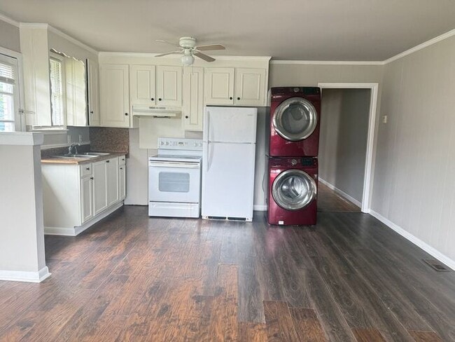 Building Photo - FOR RENT - 2 Bed Duplex in Madison! Large yard! Pets allowed!