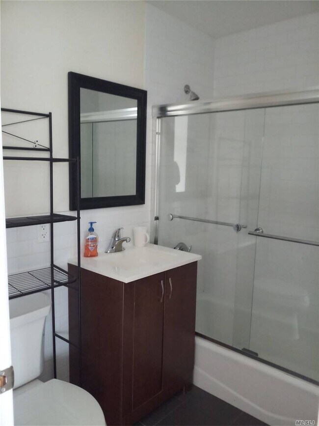 Foto del edificio - 77-25-77164 164th St