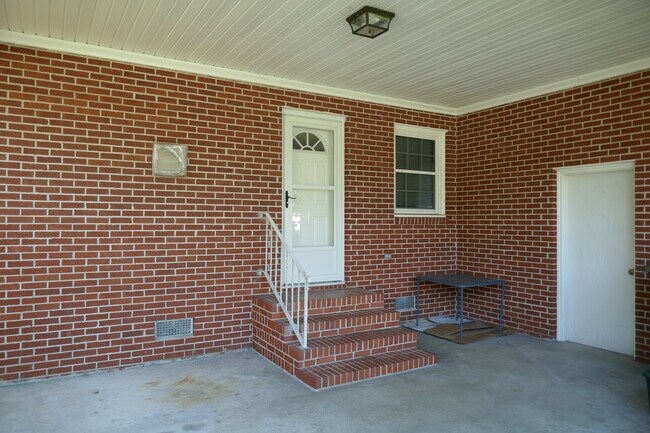 Building Photo - 805 W Grubb St
