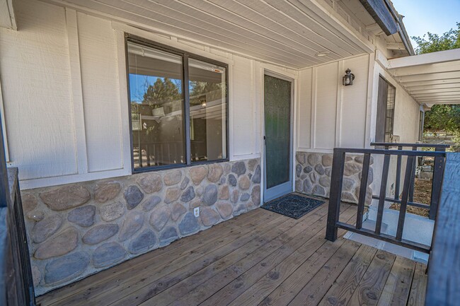 Foto del edificio - COMING SOON! 2 Bedroom Single Story in San...