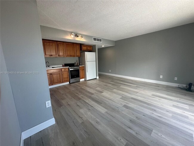 Building Photo - 899 West Ave