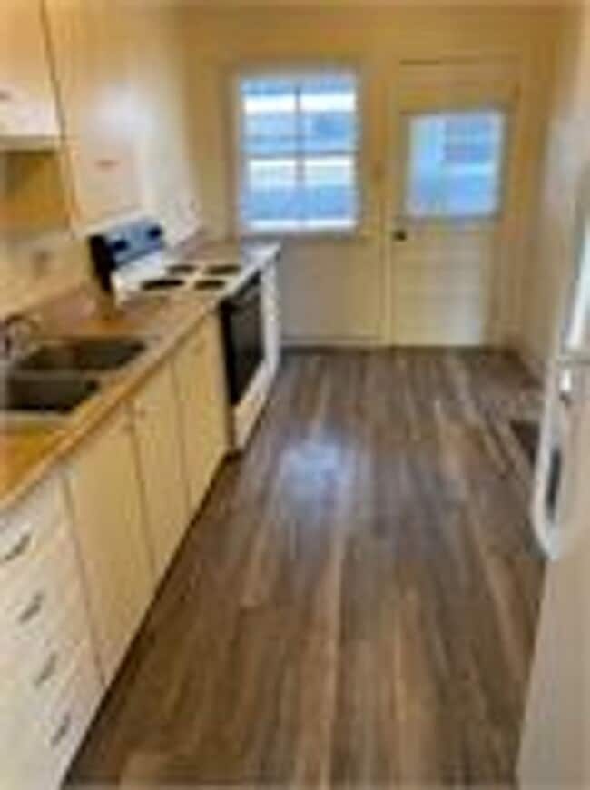 Building Photo - 2 bedroom, 1 bath near downtown