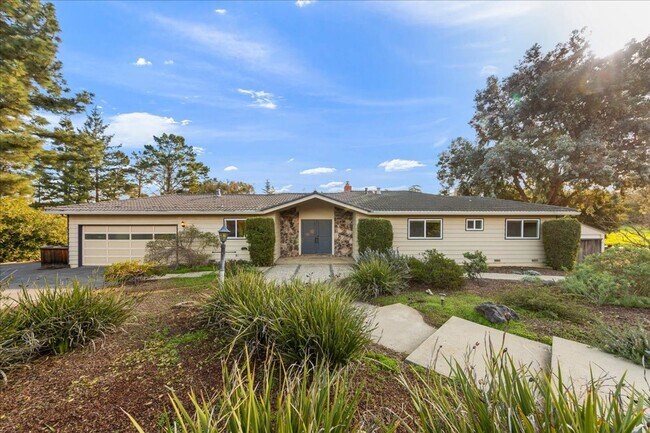 Foto del edificio - Beautiful remodeled 3 Bed 2 Bath home in Los Altos Hills