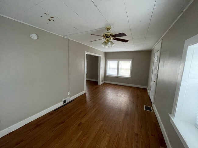 Building Photo - 2 Bedroom House W/ Updates!