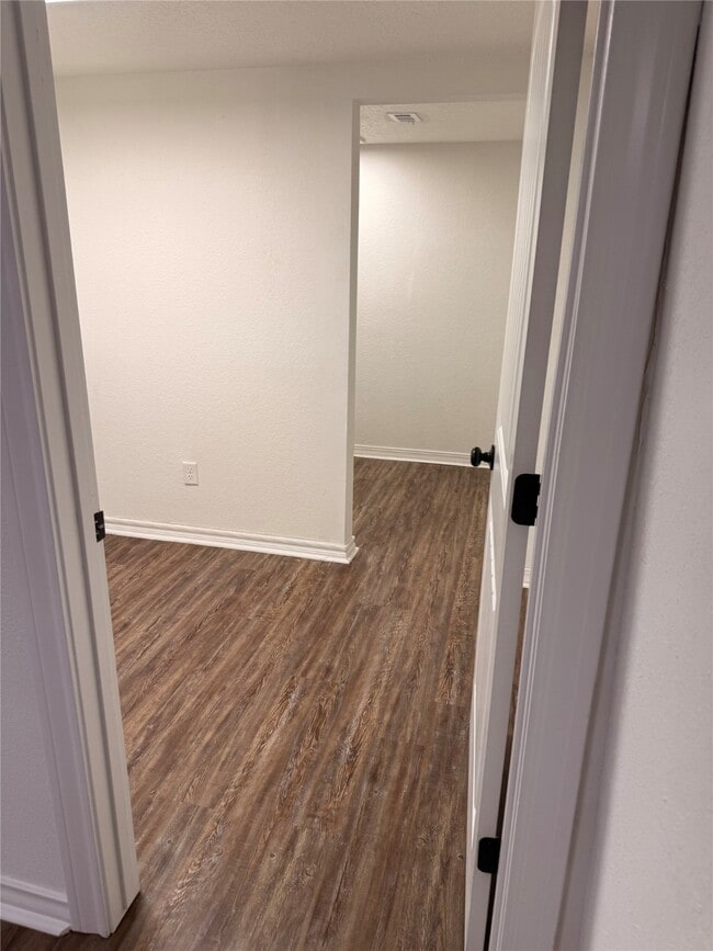 Building Photo - 2044 Des Jardines St