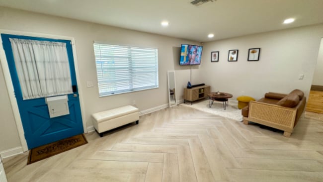 Photo - 232 SE Monroe Cir N House