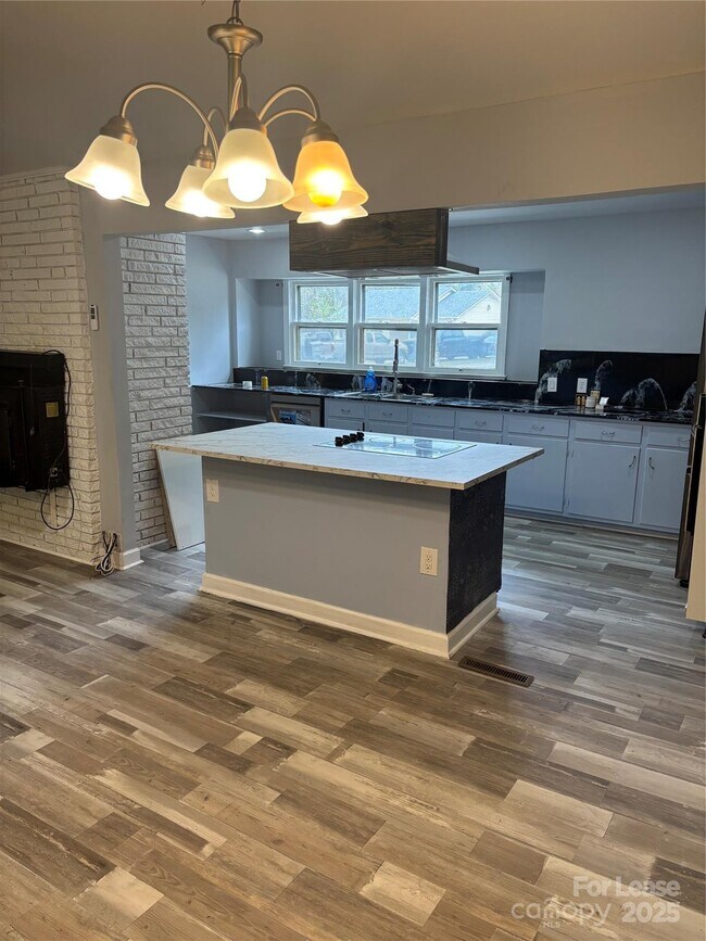 Building Photo - 6225 Branch Hill Cir