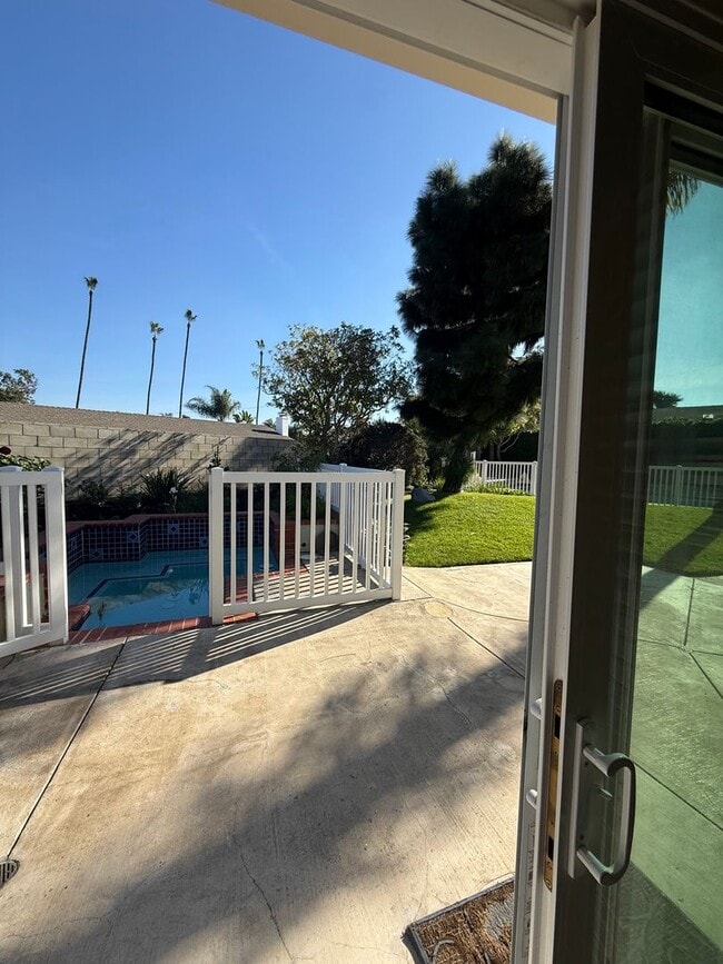 Foto del edificio - Spacious End-of-Culdesac 4-bed, 2.5-bath Home with Private Sparkling Pool & Spa