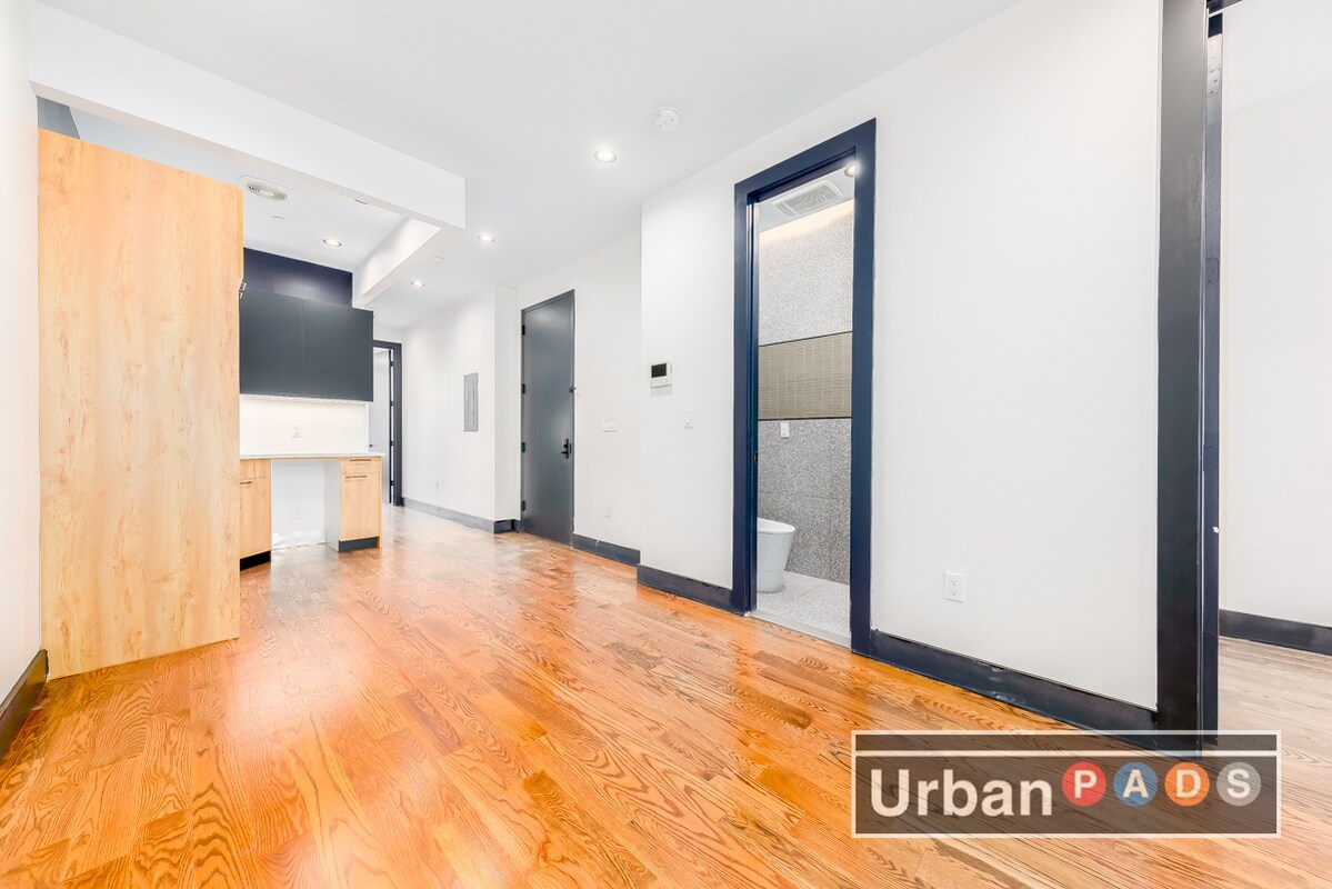 Foto principal - 893 Willoughby Ave