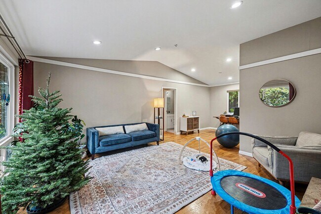 Foto del edificio - Charming 3-Bedroom Single-Family Home in Bellevue - $3,600!!