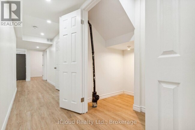 Building Photo - 7 Salt Crk Tsse.