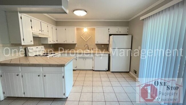 Building Photo - 2 Bedroom, 2 Bathroom Duplex in Raytown, MO