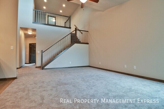Foto del edificio - 3 Bedroom Luxury Townhome with 2-Stall Garage