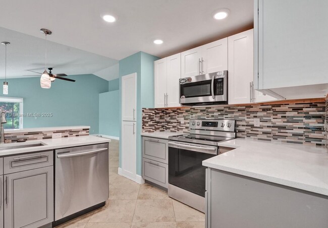 Building Photo - 8820 Woodside Ct