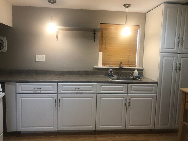 Large Eat in Kitchen - 14 Felix Pl