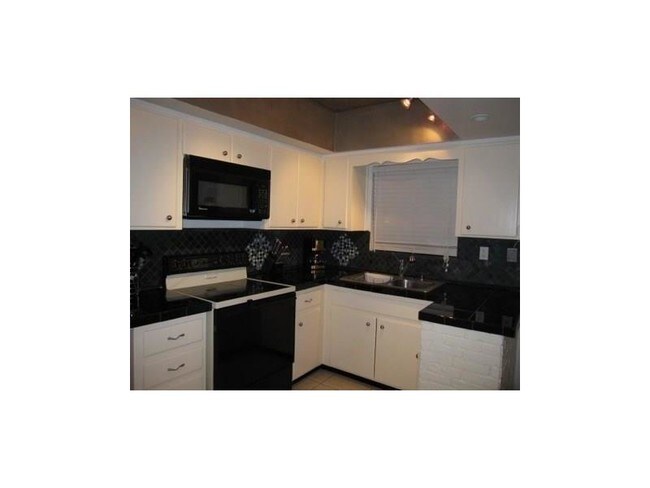 Building Photo - 1125 NW 30th Ct