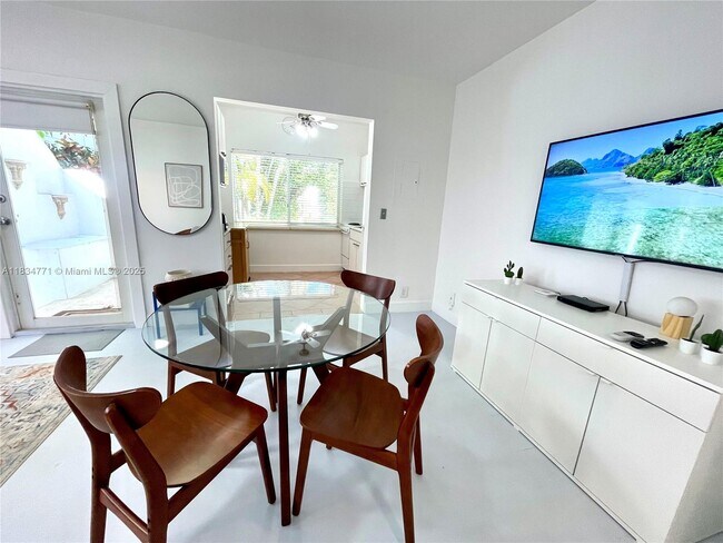 Foto del edificio - 8036 Harding Ave