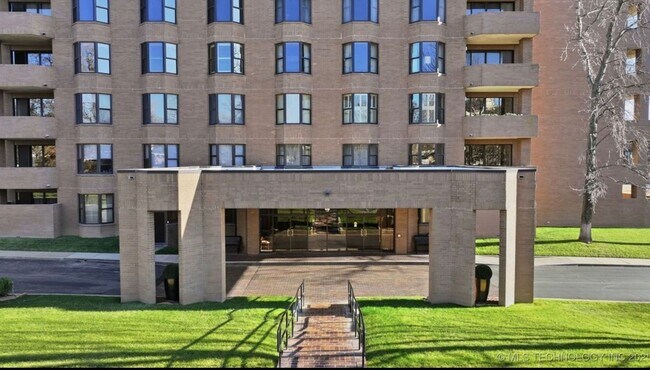 Foto del edificio - Experience Luxury and Prestige at Yorktown Condominiums