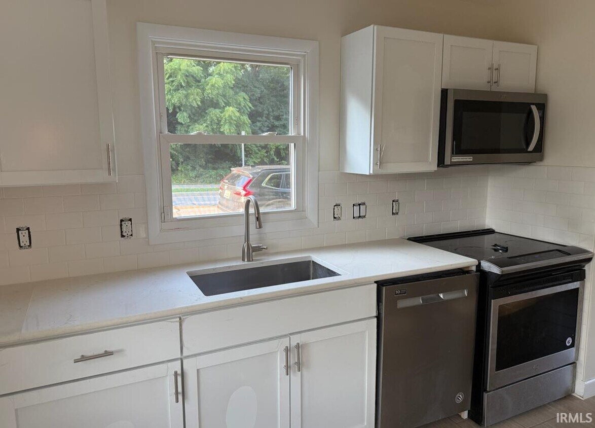 Building Photo - 1111 Riverton Dr