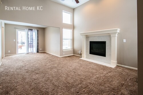 Building Photo - Stylish 3-bedroom Townhouse in Blue Valley...