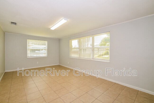 Foto del edificio - 121 Longfellow Rd