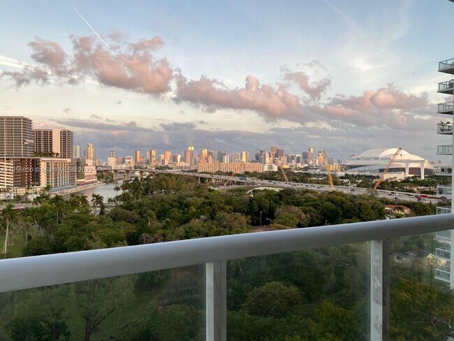 Foto del edificio - 1861 NW S River Dr