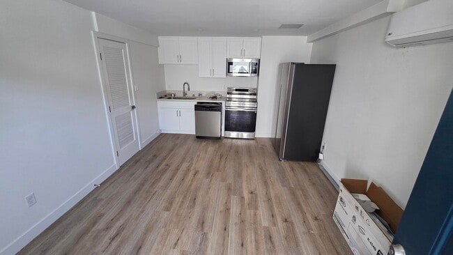 Building Photo - 988 El Camino Dr