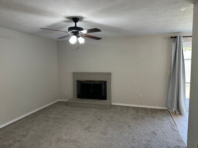 Foto del edificio - Updated 2 bed 1 bath dulpex in Springfield!