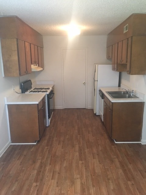 Building Photo - 1 Bed Bedroom at Woodsdale Apartments