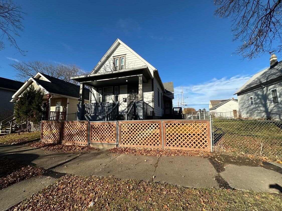 Foto principal - Updated 4BR/1BA Rent to Own Home